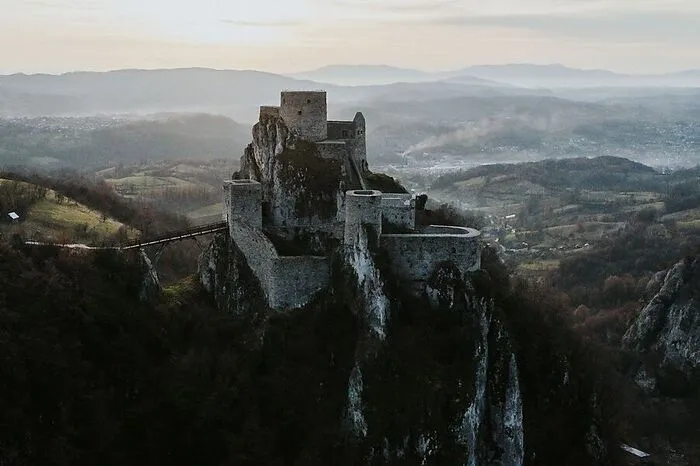 Srebrenik. Im Zinja-Tal gelegen, ist die Festung von Srebrenik, die hoch auf dem Felsen über dem gleichnamigen Ort thront, nicht zu übersehen - aber dennoch selten besucht. Die Burg ist eines der ältesten Bauwerke Bosnien und Herzegowinas, ihre Grundfesten stammen aus dem frühen 14. Jahrhundert. Der Blick von oben auf die Landschaft - erhebend.