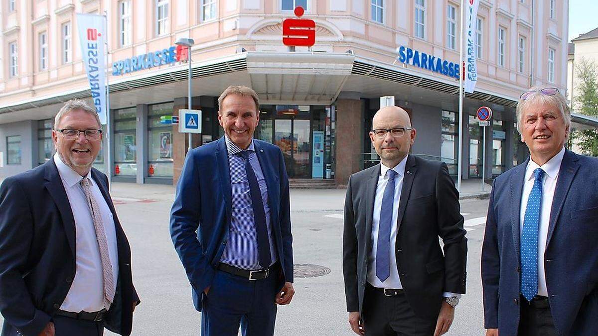 Vereinsvorsteher Karl Lang, die Vorstandsdirektoren Gerhard Greimer und Udo Bergner, Sparkassenrats-Vorsitzender Franz Ofer (von links)