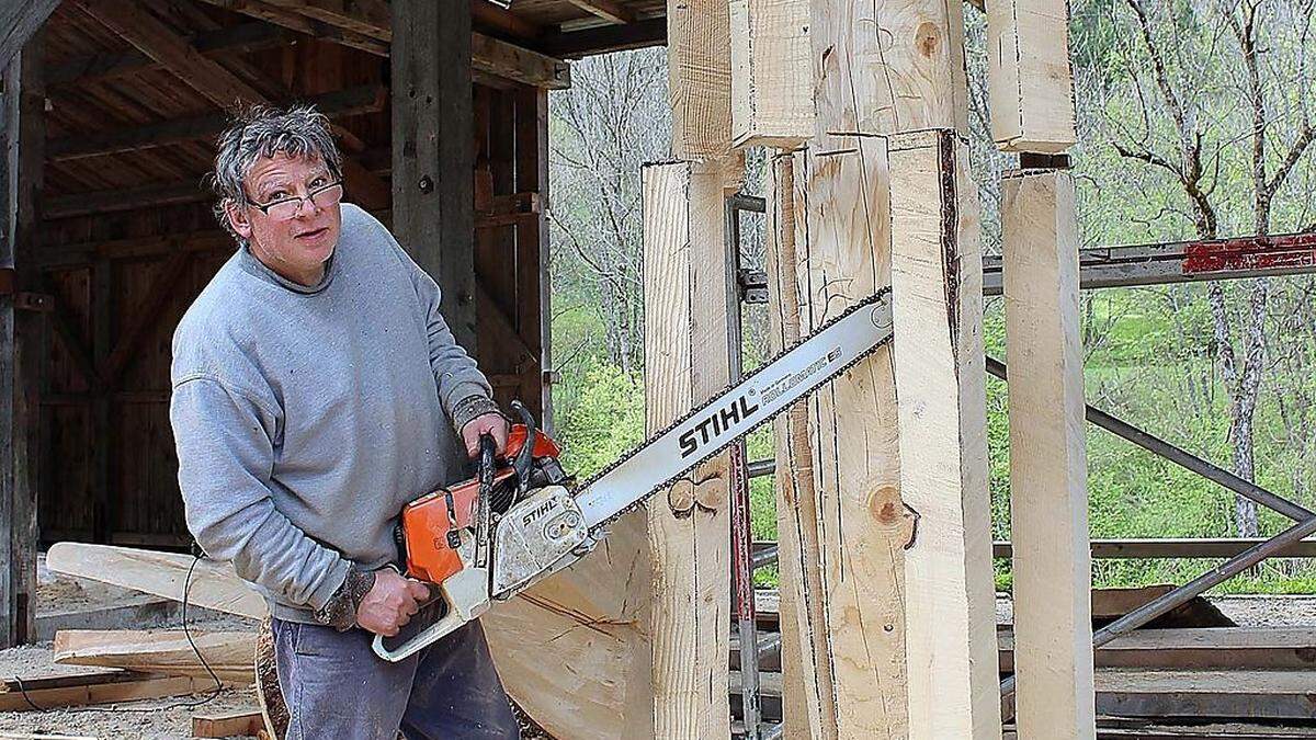 Künstler Gregor Pokorny hält Skulpturenworkshop in Leppen 