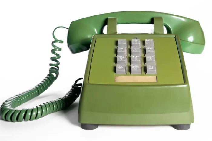 Das Festnetztelefon. Manche hatten sogar noch eine Wählscheibe. Und besonders lustig: das „Vierteltelefon“. Vier Haushalte waren auf einer Leitung zusammengeschaltet. Telefonierte der Nachbar, konnte man selbst nicht telefonieren. Teenager hängen ja bekanntlich besonders gern an der Strippe.