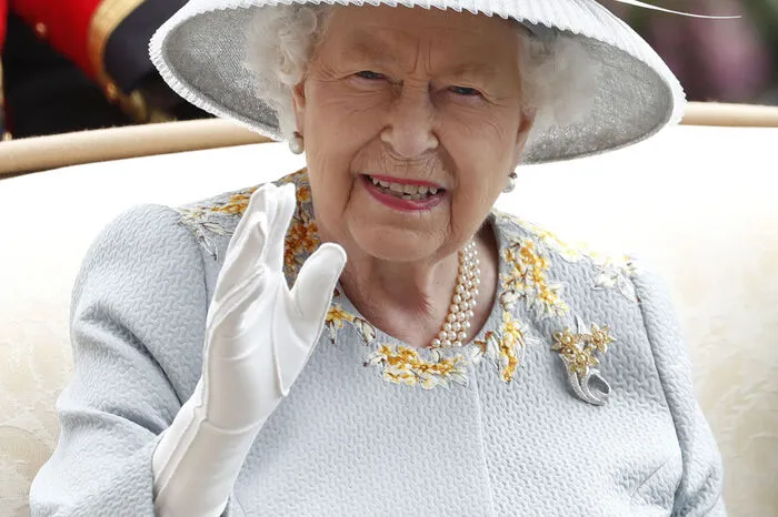 ...ist selbst höchst interessiert an den Galopprennen. Und winkt zwischendurch den royalen Untertanen.