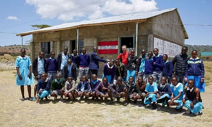 Der Fotograf Peter Melbinger, der das Projekt in Afrika indiziert hat, ist dabei regelmäßig vor Ort und berichtet via Newsletter, wofür das Geld investiert worden ist und bringt immer wieder Bilder der Kinder mit