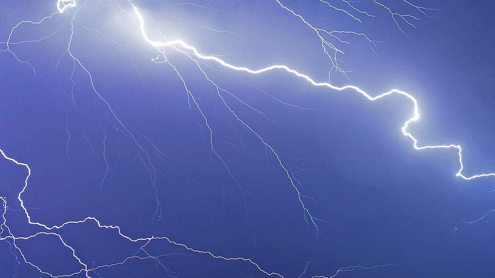 Meteorologen sagten Gewitter in Budapest am Nationalfeiertag voraus - das Feuerwerk wurde abgesagt, das Gewitter blieb aus, die Meteorologen wurden gekündigt