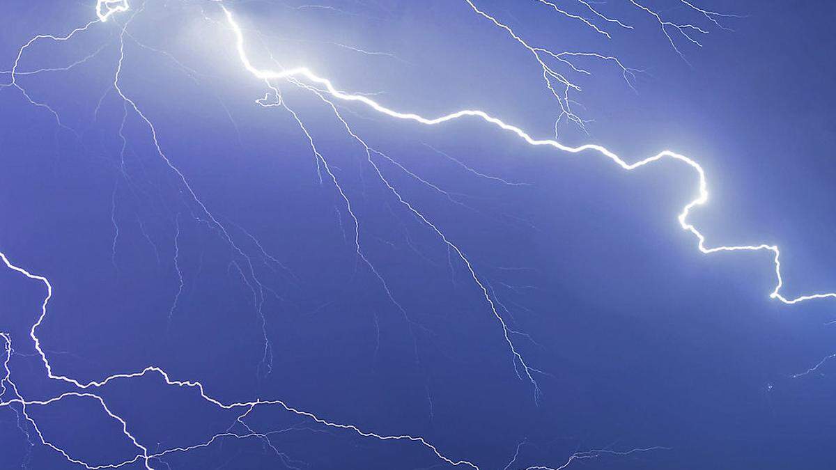 Meteorologen sagten Gewitter in Budapest am Nationalfeiertag voraus - das Feuerwerk wurde abgesagt, das Gewitter blieb aus, die Meteorologen wurden gekündigt