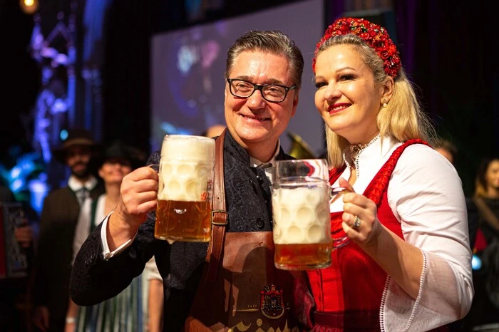 ... Ballbotschafterin, Wagnersängerin und Mothwurf-Testimonial Nina Adlon sowie ihr Gatte Felix Adlon ...