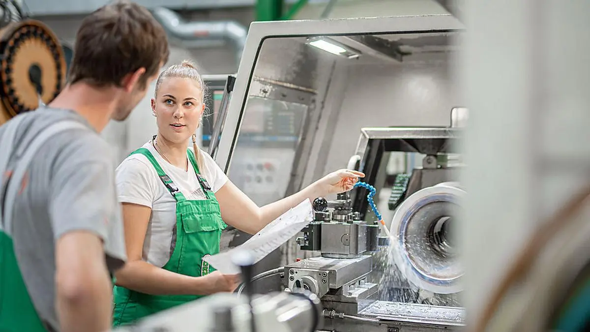 Bei der Firma Horn in Ratten gibt es auch immer mehr Frauen in Berufen wie Zerspanungstechnikerin