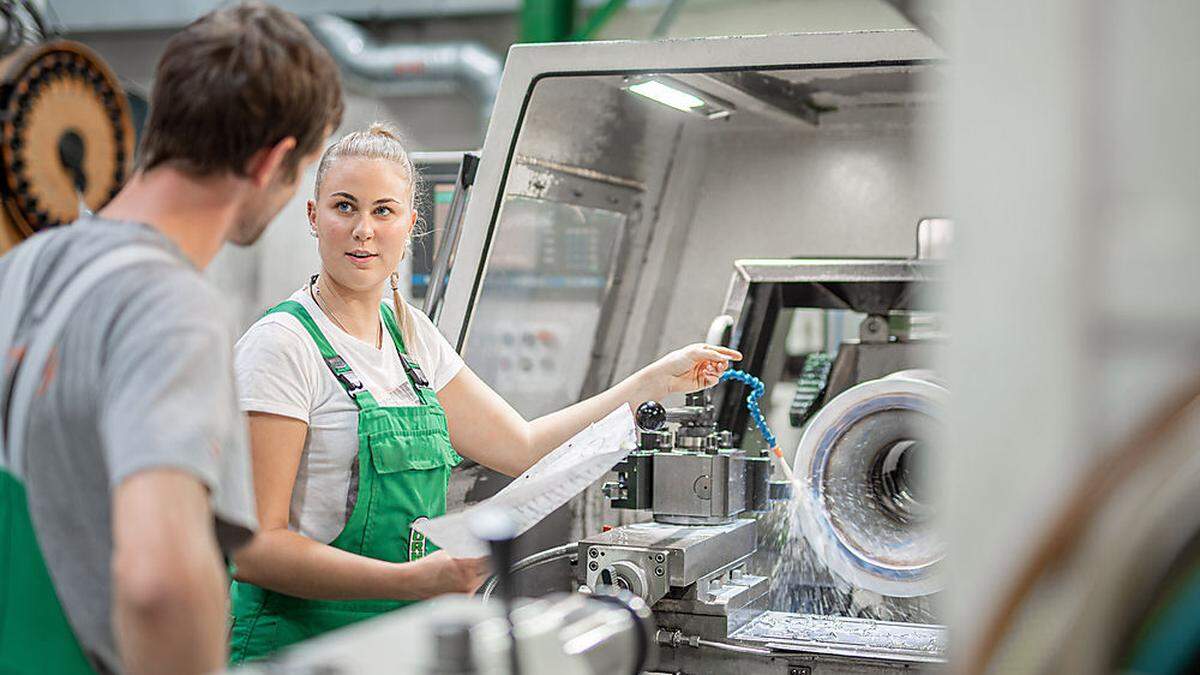 Bei der Firma Horn in Ratten gibt es auch immer mehr Frauen in Berufen wie Zerspanungstechnikerin