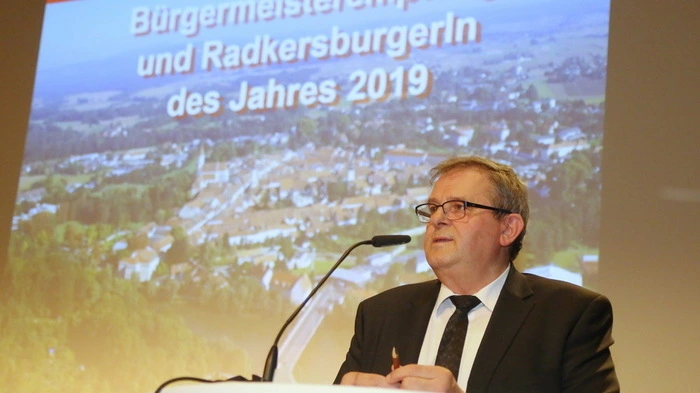 Bevor Stadtchef Heinrich Schmidlechner die Geehrten auf die Bühne holte, begrüßte er bei seinem Bürgermeisterempfang zahlreiche Ehrengäste. Unter ihnen die österreichische Botschafterin in Slowenien, Sigrid Berka, Rosa Marko von der Bezirkshauptmannschaft, Rudolf Hornich vom Land Steiermark, Franz Kortschak von der Baubezirksleitung und Bürgermeisterkollegen mit Josef Ober, Dietmar Tschiggerl und Ferdinand Groß an der Spitze.