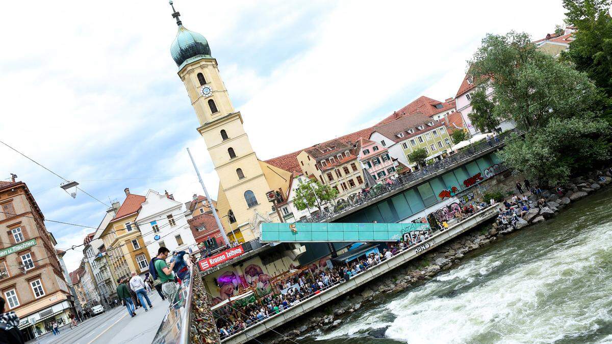 Auf der Höhe Erzherzog-Johann-Brücke soll ein alkoholisierter Mann in die Mur gestürzt sein (Archivfoto)