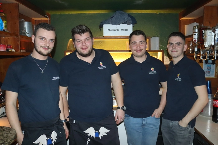 Nach der Eröffnung sorgten die Kameraden der FF Peratschitzen in der Blaulichtbar mit Discomusik für gute Partystimmung.