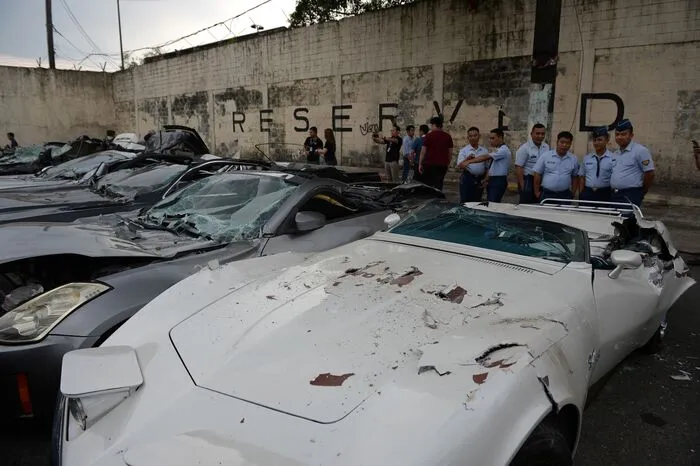 Dutertes Bulldozer rollte beispielsweise über eine Corvette Stingray und Autos der Marken Lexus, Mercedes, BMW, Jaguar und Audi.