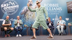 Robbie Williams, dahinter Mathias Schattleitner (TV Schladming-Dachstein), Landeshauptmann Christopher Drexler, Klaus Leutgeb und Moderator Benny Hörtnagl, bei der Ski-Opening-Pressekonferenz im Juli auf der Reiteralm