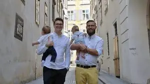 Klubobmann Niko Swatek und Robert Reif mit Nachwuchs