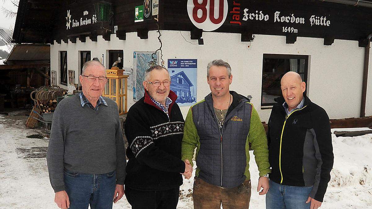 Alpenvereins-Hüttenwart Kurt Kabusch, Willi Staudacher mit Nachfolger Thomas Krabath und Alpenvereinsobmann Hans Jury