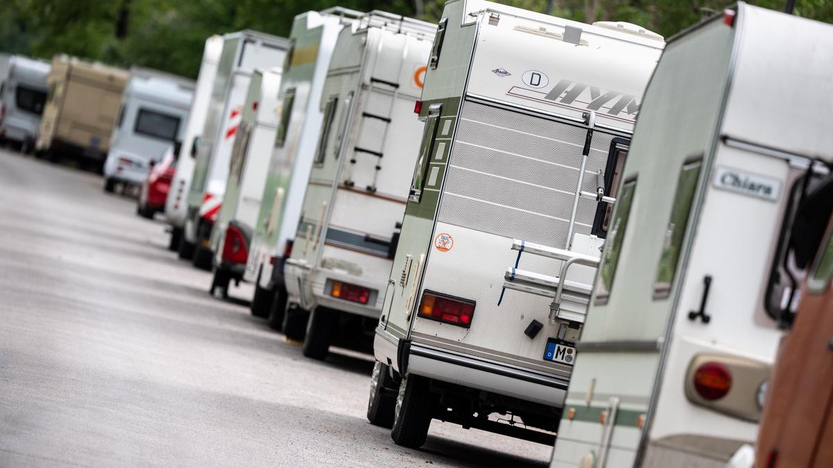 Die Frau stürzte aus dem Wohnmobil auf die Autobahn