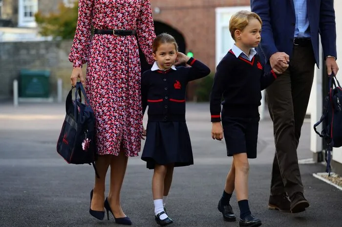 Auch ihr große Bruder George begleitete Charlotte. Als er selbst vor zwei Jahren seinen ersten Schultag hatte, musste Mutter Kate ihre Teilnahme wegen starker Schwangerschaftsübelkeit absagen. Sie war damals mit dem kleinen Louis schwanger.