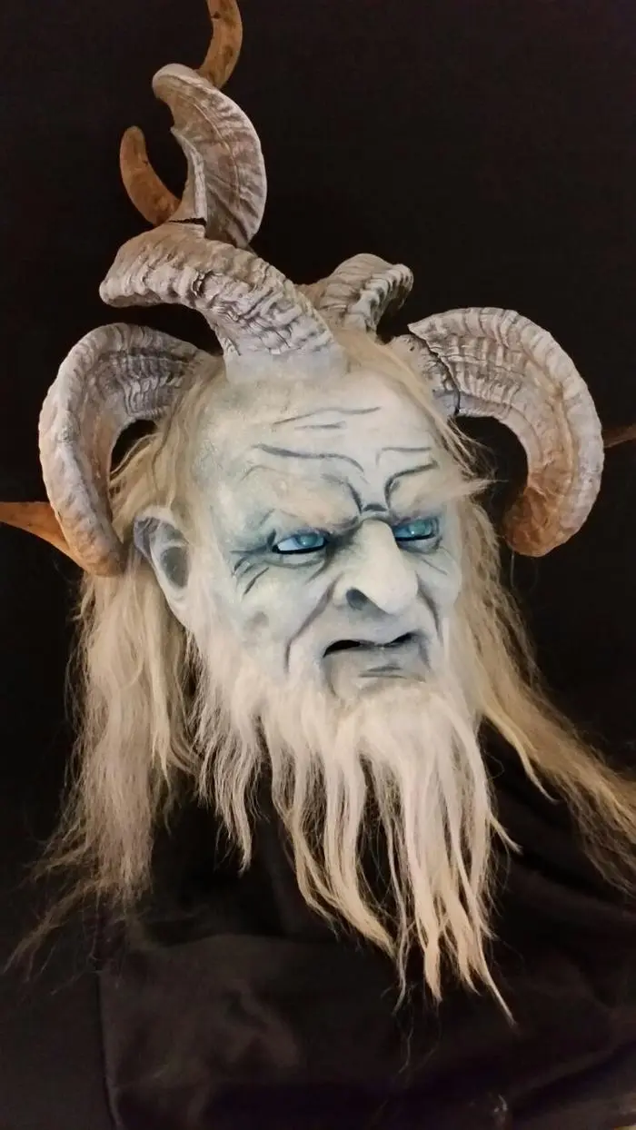 Eine Maske der Perchtengruppe Mallnitz, geschnitzt von Hannes Naschenweng