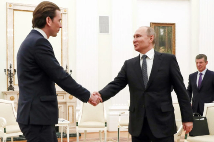 Putin muss sich in drei Wochen zur Wahl stellen. Ein Treffen mit einem jungen, neuen Staatsführer aus der EU, der den Dialog mit Moskau sucht, könnte auch ein gutes Signal innerhalb Russlands sein.