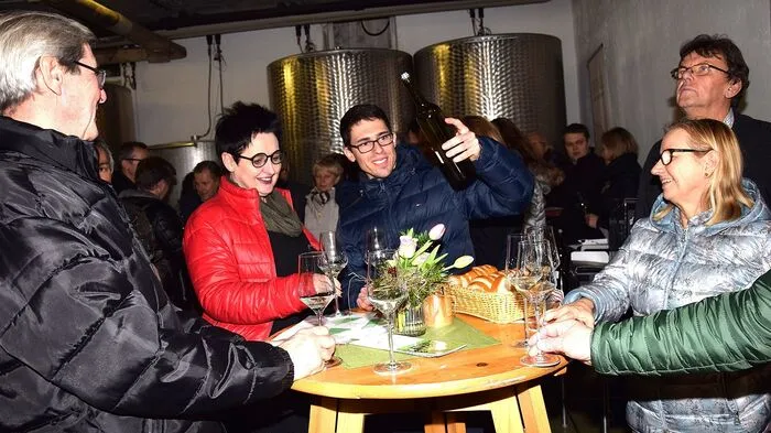 Bei diesem Anlass erläuterte der junge und vielfach ausgezeichnete Weinbauer das neue steirische Wein-Herkunftssystem DAC. Dieses unterscheidet zwischen Rieden-, Orts- und Gebietsweinen in den Regionen Südsteiermark, Vulkanland Steiermark und Weststeiermark, was aber laut Gründl nichts über die Qualität aussage.