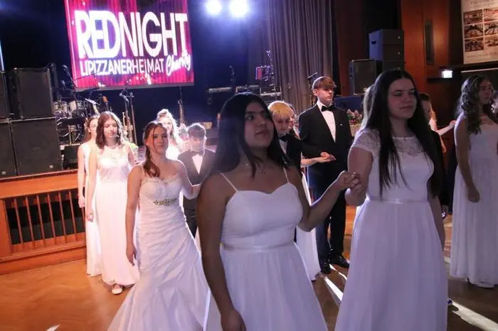 Eröffnet wurde der Abend mit zwei Songs, dargeboten von Thomas Glantschnig, Dann ernteten Schülerinnen und Schüler der Neuen Mittelschule Voitsberg mit einer von der Tanzschule Pierre Gieder einstudierten Polonaise tosenden Applaus. 