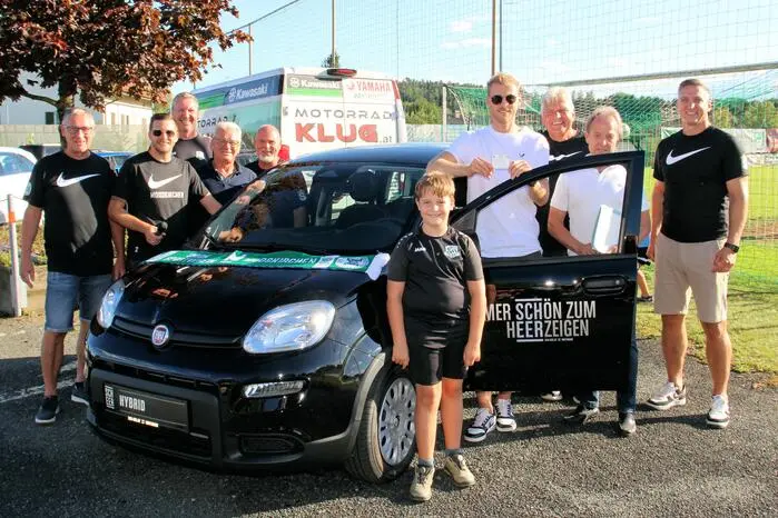 Neuer Besitzer eines Fiat Panda Hybrid von Auto Scheer wurde am Sonntag Matthias Sterntahl.

