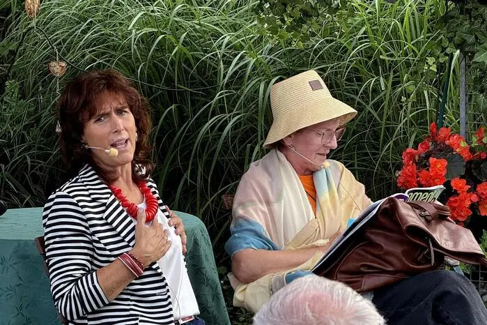Im Mittelpunkt dabei stand das neue Klosett im Kräutergarten auf das die Obfrau von Kuba Söchau, Andrea Sammer eine ‚Ode an den Tempel der Erleichterung’ sang. „Wir haben ein Häuserl in unserem Garten“ trällerten die hunderten Besucher den Refrain pfiffig mit. 