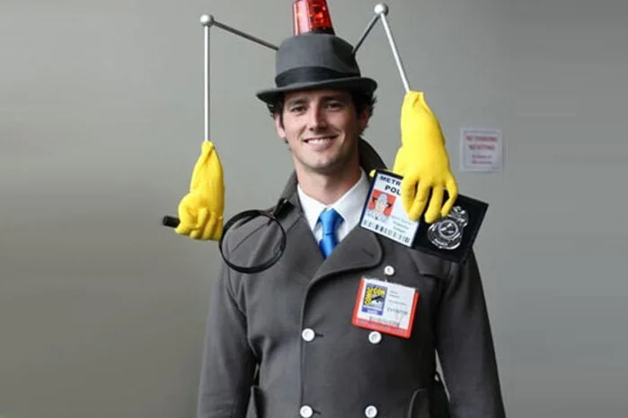 Inspector Gadget.Hier kann man einen alten Hut mit diversen Armen und vielleicht auch einer Glühbirne versehen. Die Arme lassen sich aus Kochlöffeln basteln, die man mit Putzhandschuhen bastelt. Dazu sollte man einen Mantel im Geheimagenten-Look tragen. 