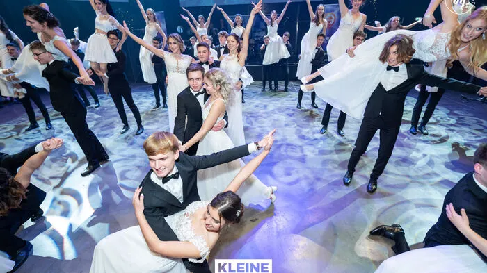 Samstagabend wurde in der Helmut List Halle aufgetanzt. Das Gibs lud zum Maturaball, der unter dem Motto "Glowball - Tonight We Make the World Shine" stand. Hier gibt's die schönsten Bilder.