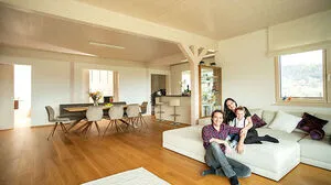 Maria-Anna Pöschl mit ihrer Familie im neuen Eigenheim