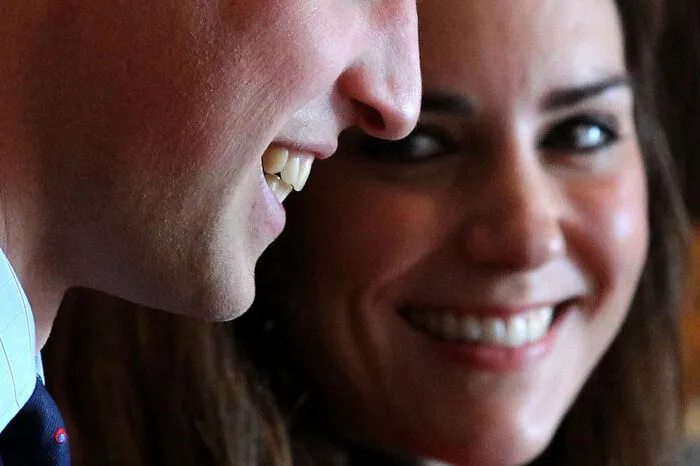 Nach monatelangen Gerüchten machten Kate und William ihre Liebe Ende 2003 beim Skifahren im schweizerischen Klosters öffentlich.