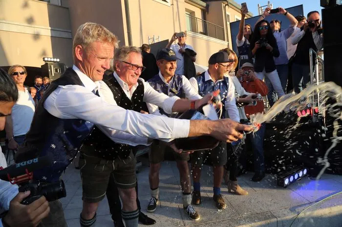 Bootstaufe der VO65 mit Pfarrer Jürgen Öllinger und Taufpaten: Skikaiser Franz Klammer, Landeshauptmann Peter Kaiser und Hirter Bier CEO Klaus Möller im Portopiccolo Hafen in Sistiana bei Triest und anschließender Pastaparty