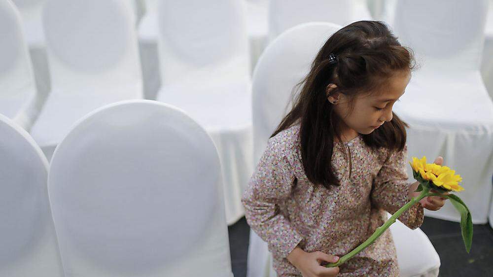 Ein kleines Mädchen als Teil der Trauergemeinde in Kuala Lumpur