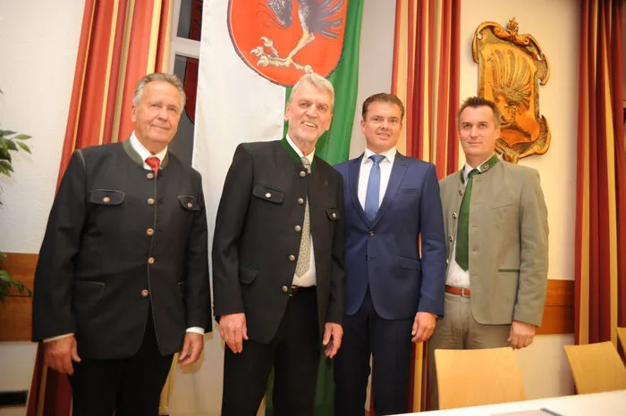 Ferdinand Dobida (Vizebürgermeister) und Helmut Michael Salomon (Bürgermeister) übergaben ihre Ämter an Hannes Tieber und Franz Mandl. Diese Übergabe war vor der Wahl 2015 vereinbart worden.