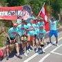 Mitglieder des Fanclub Felix Gall stehen in Italien am Streckenrand und feuern an