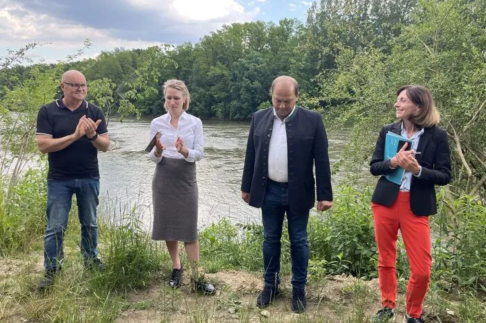 Bürgermeister Ferdinand Groß (Kapfenstein), Landtagsabgeordnete Julia Majcan, Bürgermeister von Mureck Klaus Strein und Geschäftsführerin des Regionalmanagements Beatrix Lenz an der Aufweitung in Gosdorf.
