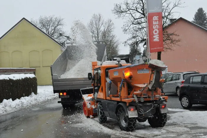 In der Litzelhofenstraße wurde der Schnee am Fahrbahnrand weggefräst und verbracht.