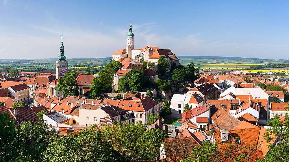 Blick zum Burgberg von Mikulov, der Stadt des Weins in Südmähren, nahe der österreichischen Grenze 