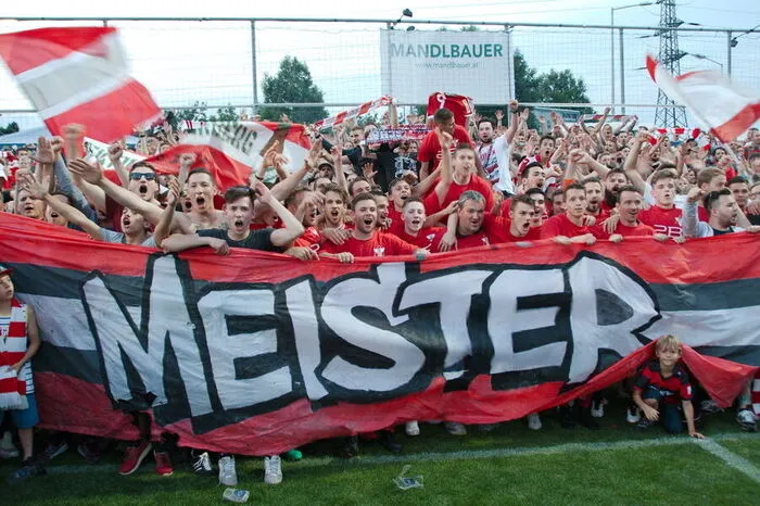 Vierter Meistertitel in Folge Binnen nur vier Saisonen gelang dem GAK der Durchmarsch von der 1. Klasse (2013/14) in die Landesliga. Ganz von Anfang an und auch kommende Saison noch dabei: Trainer Gernot Plassnegger, Laurenz Sacher (Gerald Säumel kam im Winter 2013) und eine Tausendschaft an Fans. Fünf Mal knackten die Roten sogar die 2000er-Marke. Bestbesucht: Das 2:0 gegen Rebenland in der letzten Runde, mit dem vor 2500 Besuchern der Aufstieg besiegelt wurde.