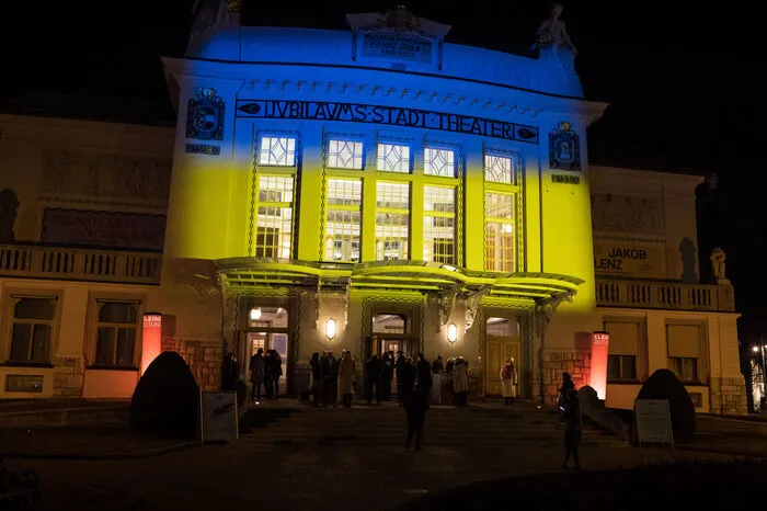 Das Stadttheater ist übrigens in den Farben der Ukraine beleuchtet, und zwar seit Samstag.