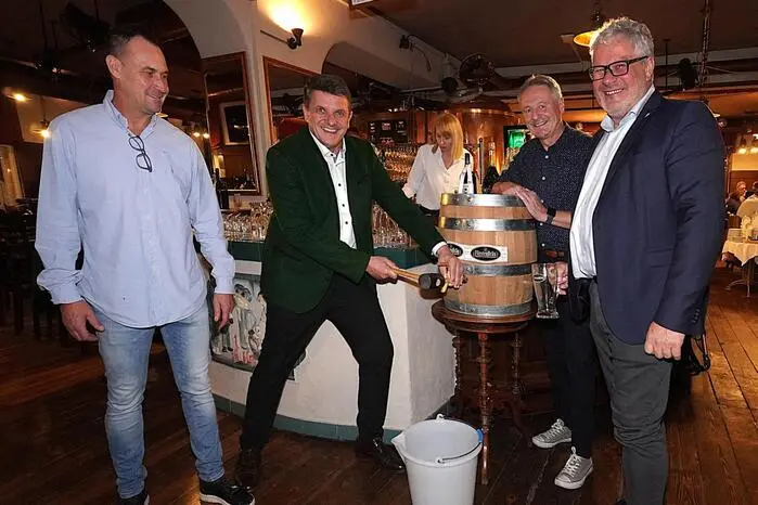 Zum offiziellen Anstich eines Fasses Mischbier begrüßten Fürstenbräu-Wirt Roland Takacs und Helmut Eder natürlich Bürgermeister Franz Jost, Vizebürgermeister Roland Gogg, Stadtmarketingchef Markus Jahn und Kulturreferent Gregor Sommer beim offiziellen Bieranstich.