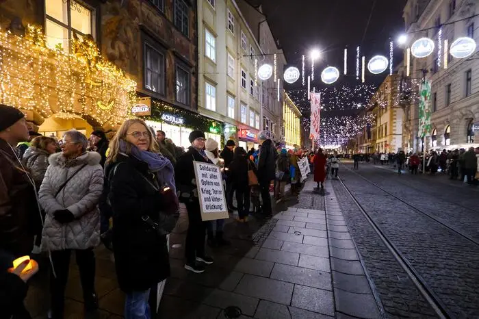 Menschen und Lichterkette, 75 Jahre UNO Menschenrechtsdeklaration, Herrengasse, Graz am 09. Dezember, Fotograf: Stefan Pajman
