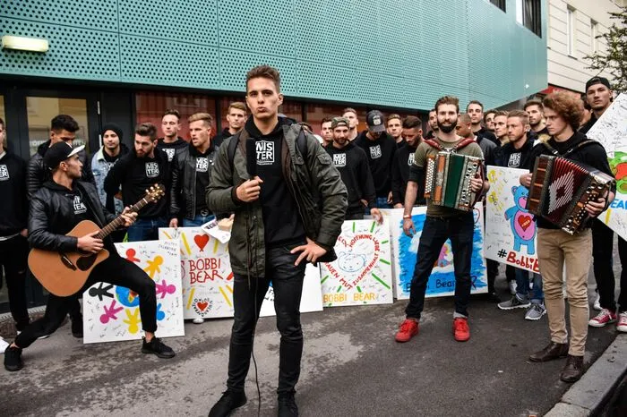 Am Samstag schnappte sich jedes Bundesland das vom Team selbst gemalte Bild inklusive Musikinstrumente und ging damit in die Grazer Innenstadt ...