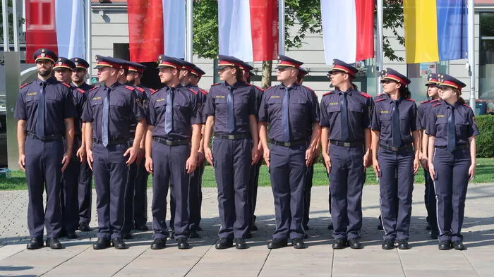Zur feierlichen Angelobung haben sich Polizisten am Hauptplatz eingefunden.