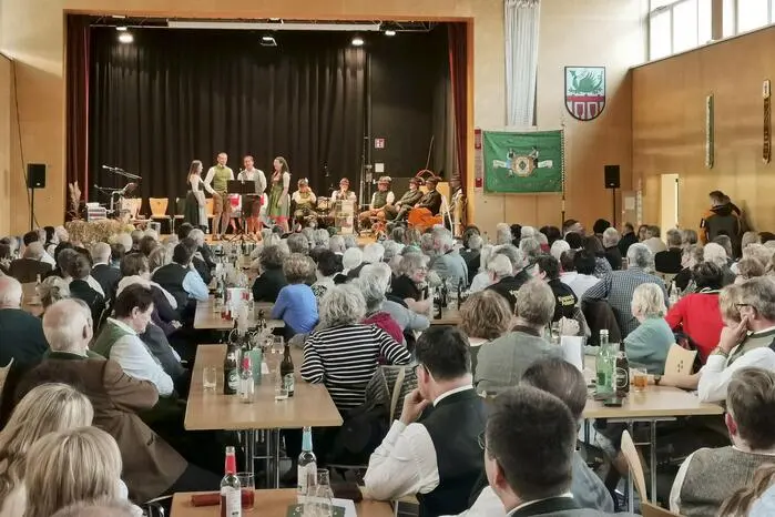 Vereinsobmann Gottfried Fössl hieß anschließend unter anderem Vizebürgermeister Manuel Peinhopf, die Patenvereine sowie die Fahnenpatinnen willkommen.
