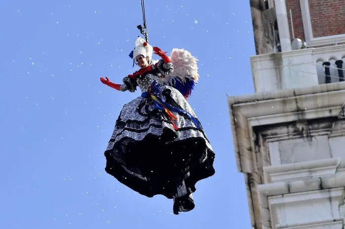 Die Karnevalsfeiern dauern in diesem Jahr bis zum 14. Februar und stehen unter dem Motto "Zirkus". Jedes Jahr kommen dafür Hunderttausende Menschen nach Venedig.