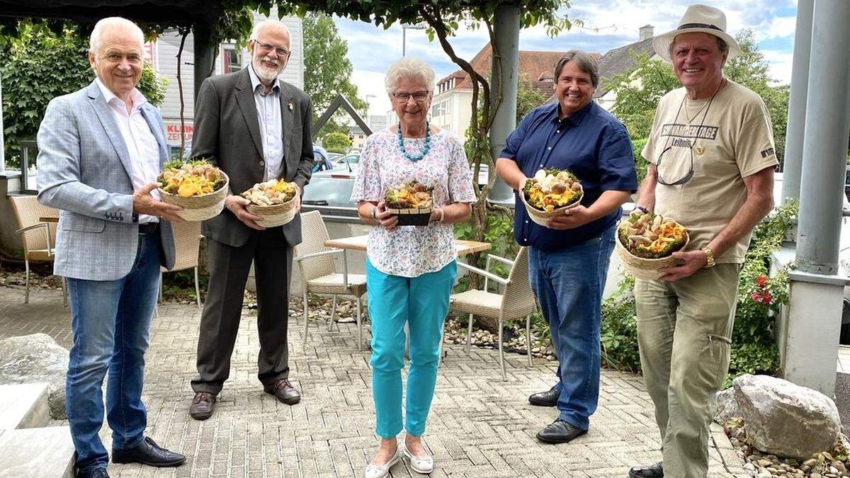 Gerhard Wagner (r.) und Uwe Kozina (2. v. l.) ziehen bei der Ausbildung der Pilz-Guides die Fäden