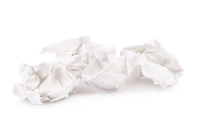 Benutzte Taschentücher sollte man nicht auf seinem Arbeitsplatz oder zu Hause auf der Couch liegen lassen. Ab damit in den Müll und so schnell wie möglich entsorgen – am besten in gut schließenden Plastikbeuteln.
