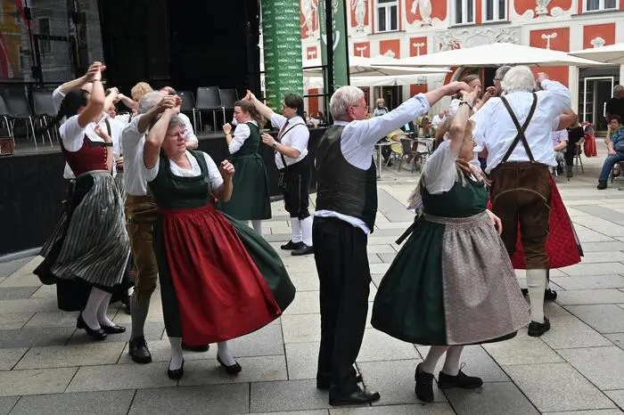 Gefeiert wurde das 100-jährige Bestehen des Obersteirischen Trachtenverbandes und 75 Jahre Landestrachtenverband. In 16 Mitgliedsvereinen wird Tradition und Tracht im obersteirischen Verband aktiv gelebt, wie Obmann Alexander Stradner nicht müde wird, zu betonen. 
