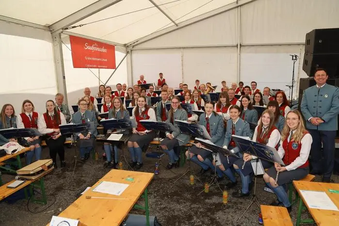 Die Stadtmusik Fehring sorgte mit flotter Musik und unterhaltsamen Sprüchen des Moderators für beste Stimmung