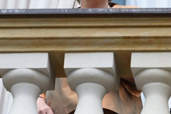 In edlem Goldkupfer kam Kanzlerin Angela Merkel zur Eröffnung des Klassikfestivals am Grünen Hügel.